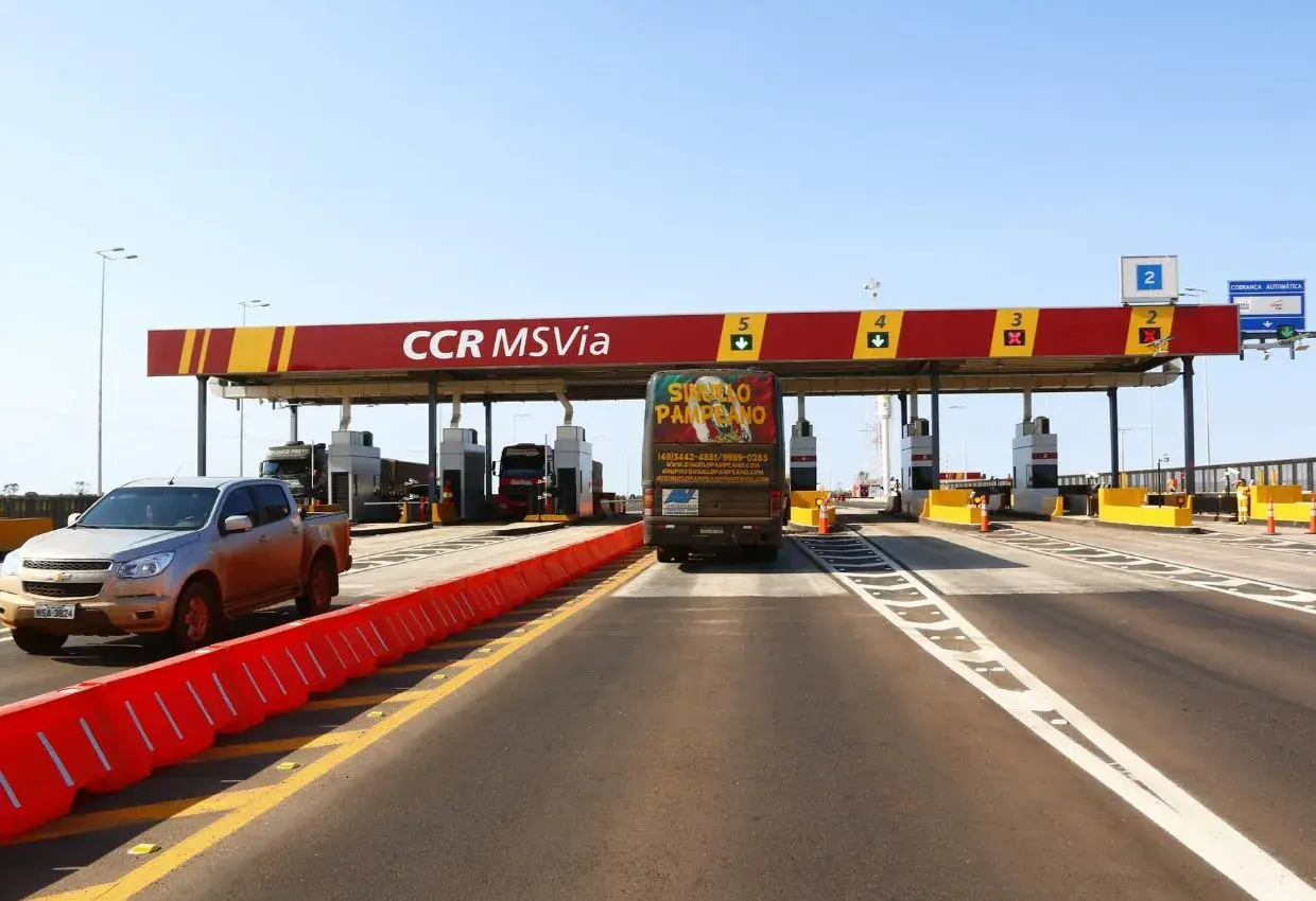 Pista de pedágio com cabines de cobrança da CCR MSVia