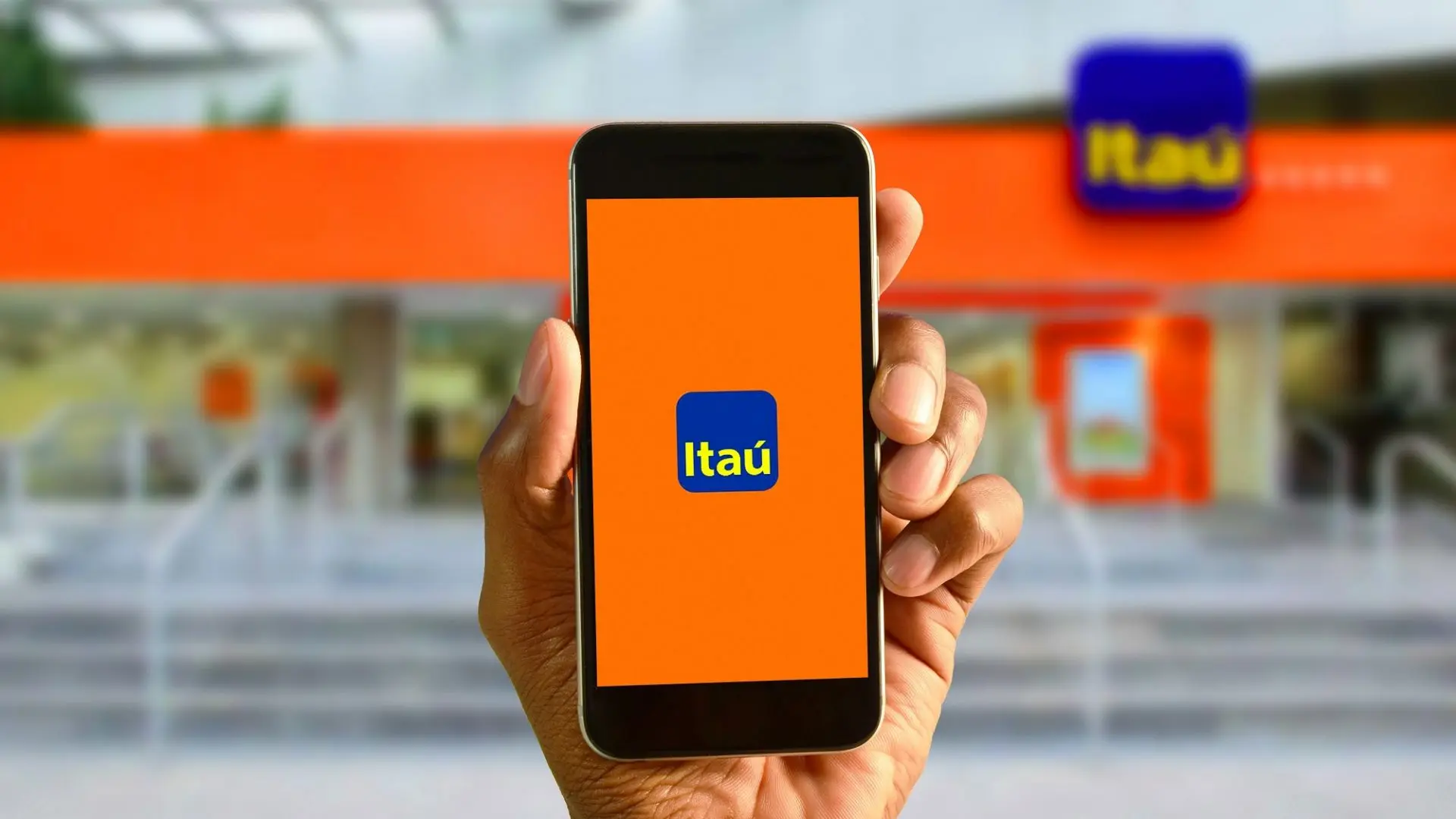 Aplicativo do Banco Itaú com agência ao fundo